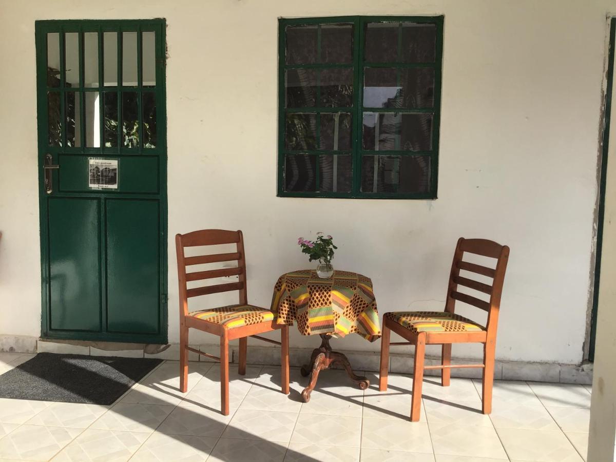 Anns Guesthouse Bakaugambia Exterior foto